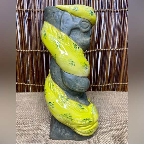 Trader Vic's 2023 Kiai Tiki Mug Shima Ceramics Hawaiian Yellow Moray Eel - Picture 9 of 13